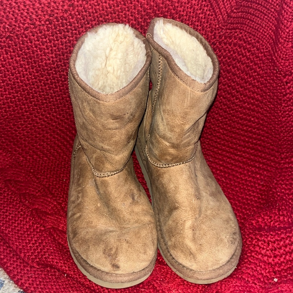 Girls Uggs chestnut